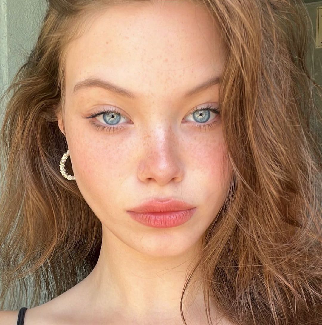 Beautiful Woman Wearing 【Prescription】Iris Blue Colored Contact Lenses